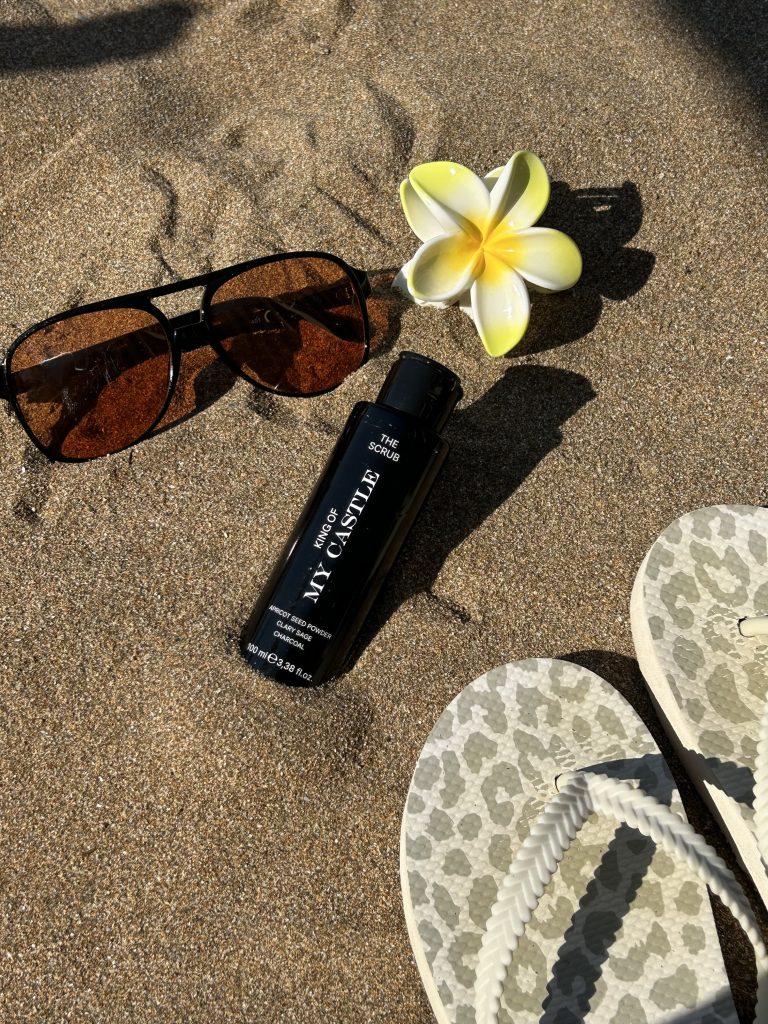 Si può esfoliare la pelle in estate? Cosa sapere prima di fare lo scrub viso